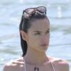 Exclusif - En marge de ses séances photo pour Victoria's Secret, Alessandra Ambrosio prenait le temps de profiter de l'île de Saint-Barthélemy en testant la température de son eau. Le 17 décembre 2012.
