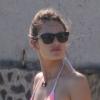 Exclusif - En marge de ses séances photo pour Victoria's Secret, Alessandra Ambrosio prenait le temps de profiter de l'île de Saint-Barthélemy en testant la température de son eau. Le 17 décembre 2012.