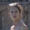 Exclusif - En marge de ses séances photo pour Victoria's Secret, Alessandra Ambrosio prenait le temps de profiter de l'île de Saint-Barthélemy en testant la température de son eau. Le 17 décembre 2012.