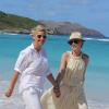 Ellen DeGeneres et Portia De Rossi se promènent sur une plage de l'île de Saint-Barthélemy. Le 24 décembre 2012.