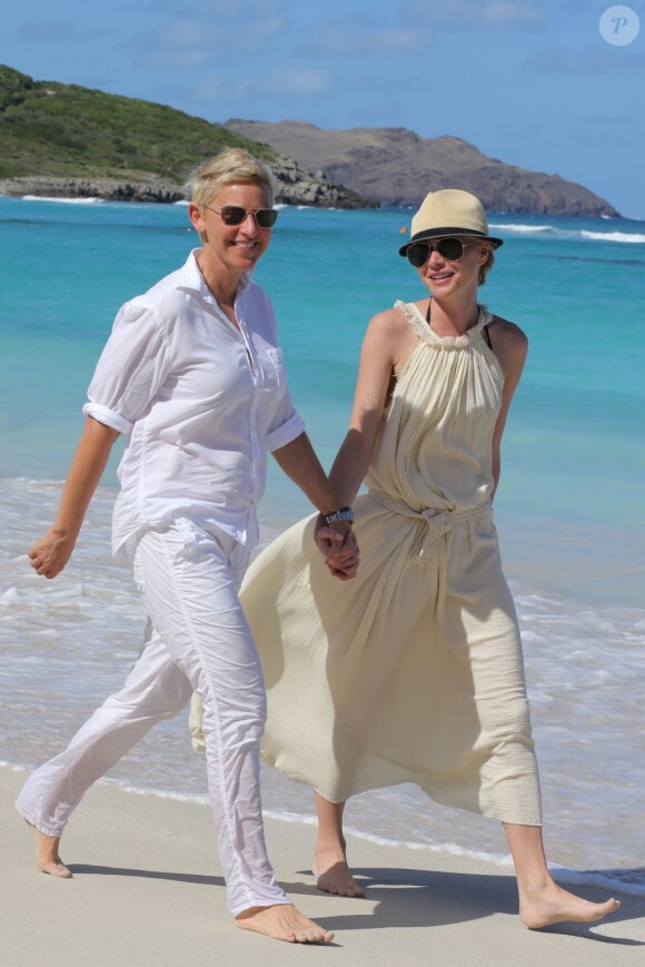 Ellen DeGeneres et Portia De Rossi se promènent sur une plage de l'île de  Saint-Barthélemy. Le 24 décembre 2012.