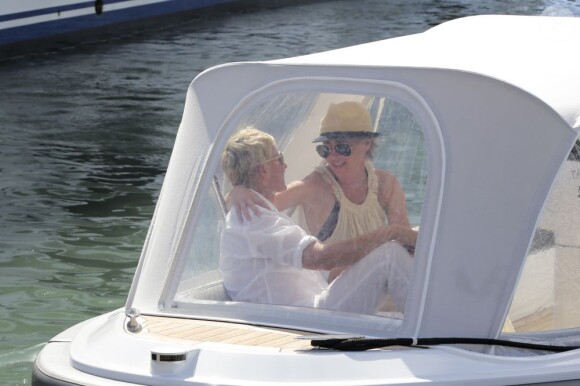 Ellen DeGeneres et Portia De Rossi se promènent sur une plage de l'île de Saint-Barthélemy. Le 24 décembre 2012. Elles profitent d'une balade en bateau.
