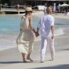 Ellen DeGeneres et Portia De Rossi se promènent sur une plage de l'île de Saint-Barthélemy. Le 24 décembre 2012.
