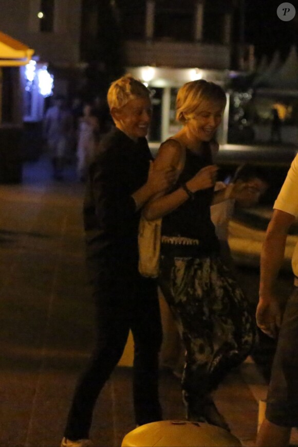 Ellen DeGeneres et Portia De Rossi passent la soirée sur l'île de Saint-Barthélemy. Le 23 décembre 2012. Les deux femmes sont très complices.