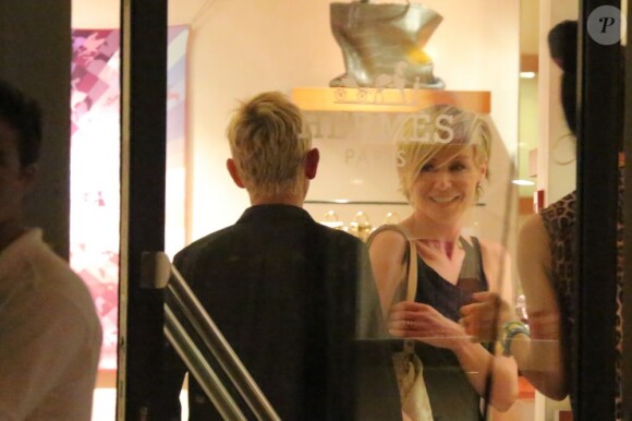 Ellen DeGeneres et Portia De Rossi font du shopping sur l'île de Saint-Barthélemy. Le 23 décembre 2012. Elles ont notamment passé du temps dans la boutique Hermès. 