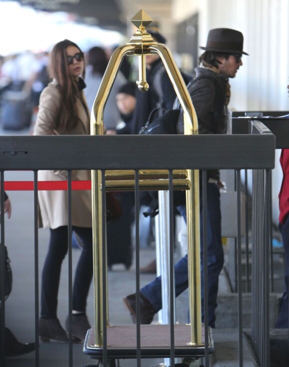 Nina Dobrev et Ian Somerhalder arrivent à l'aéroport de Los Angeles, le 26 décembre 2012. Le couple s'envole pour la Chine.