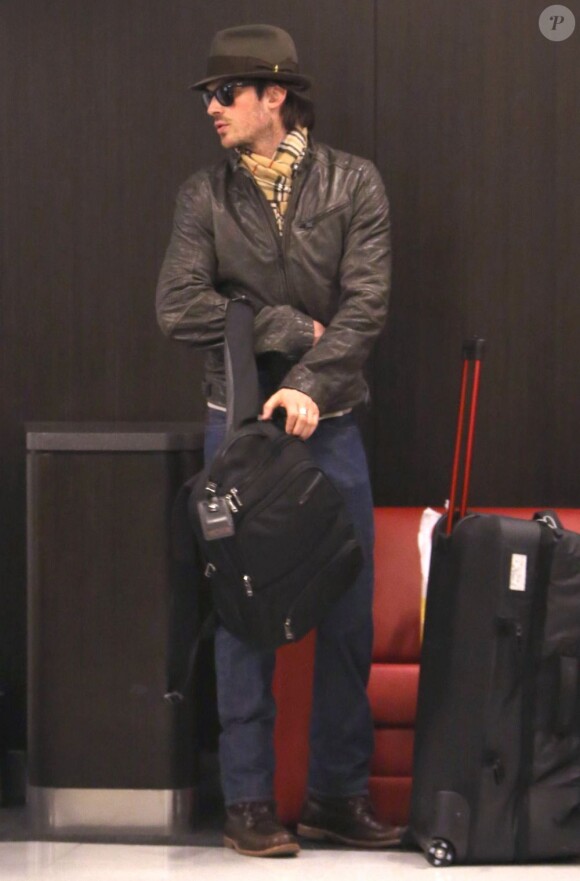 Nina Dobrev et Ian Somerhalder à l'aéroport de Los Angeles, le 26 décembre 2012. Le couple se rend en Chine.