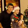 Miley Cyrus et Liam Hemsworth, qui a une bague à la main gauche alors que ce n'était pas le cas avant, dans une photo postée sur Twitter le 26 décembre 2012.