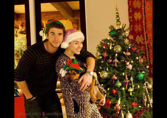 Miley Cyrus et Liam Hemsworth, qui a une bague à la main gauche alors que ce n'était pas le cas avant, dans une photo postée sur Twitter le 26 décembre 2012.