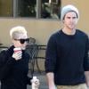 Miley Cyrus et son petit ami Liam Hemsworth, qui n'affiche aucune bague à la main gauche, à Los Angeles, le 22 décembre 2012.