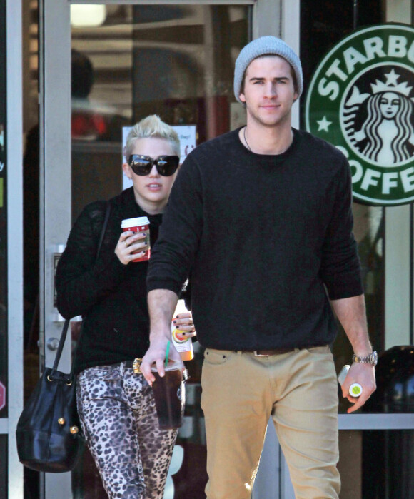 Miley Cyrus et son chéri Liam Hemsworth, qui n'affiche aucune bague à la main gauche, à Los Angeles, le 22 décembre 2012.