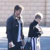 Miley Cyrus et son fiancé Liam Hemsworth vont prendre de l'essence après avoir rendu visite à un ami à Palm Springs, le 26 décembre 2012.