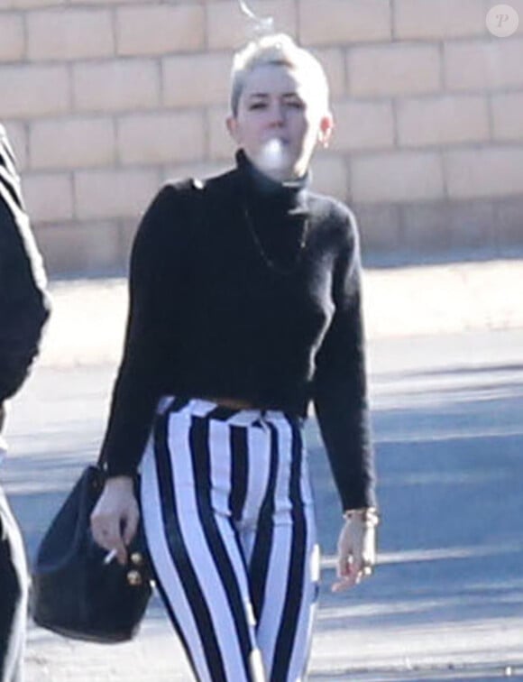 Miley Cyrus et son fiancé Liam Hemsworth vont prendre de l'essence après avoir rendu visite à un ami à Palm Springs, le 26 décembre 2012.