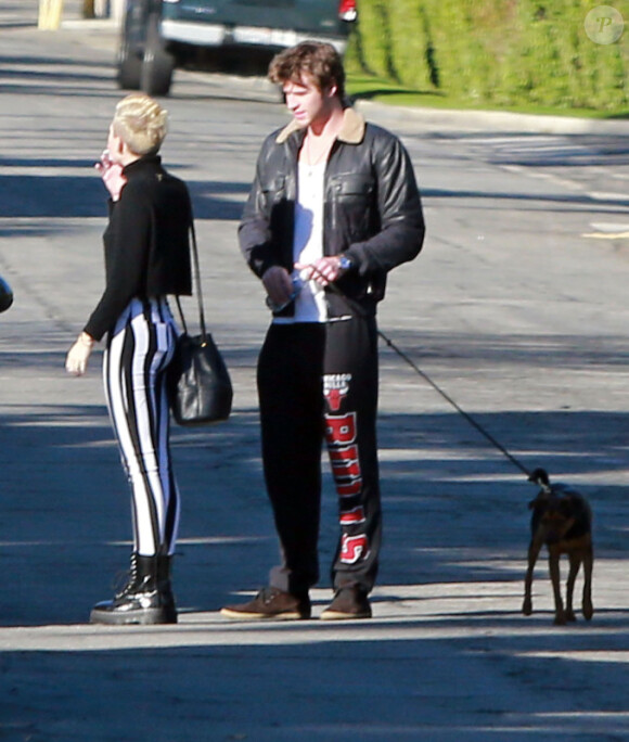 Miley Cyrus et son fiancé Liam Hemsworth vont prendre de l'essence après avoir rendu visite à un ami à Palm Springs, le 26 décembre 2012.