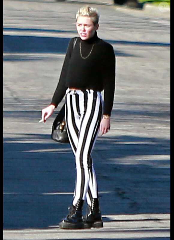 Miley Cyrus et son fiancé Liam Hemsworth vont prendre de l'essence après avoir rendu visite à un ami à Palm Springs, le 26 décembre 2012.