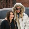 Exclusif - Elle Macpherson, souriante et accompagnée d'ados dans les rues d'Aspen. Le 27 décembre 2012.