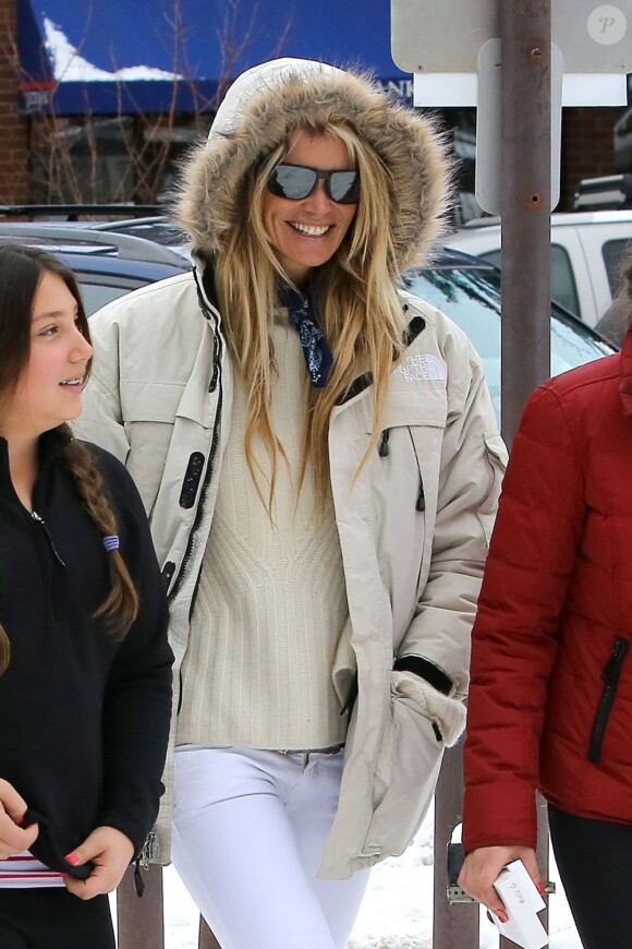 Exclusif - Elle Macpherson, souriante dans les rues d'Aspen. Le 27 décembre 2012.