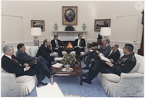 L'ancien-président des Etats-Unis, George Bush dans le bureau oval en 1991.