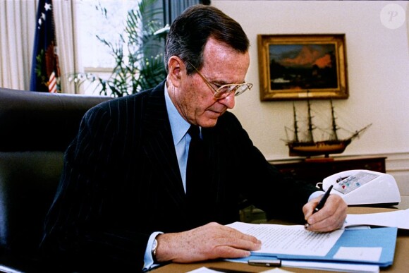 L'ancien-président des Etats-Unis, George Bush dans son bureau le 24 janvier 1992.