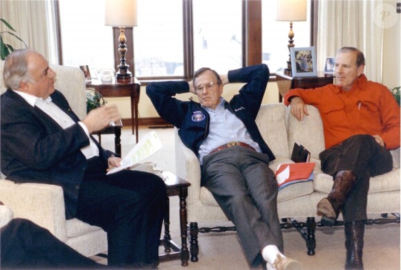 L'ancien-président des Etats-Unis, George Bush et Helmut Kohl le 24 février 1990.