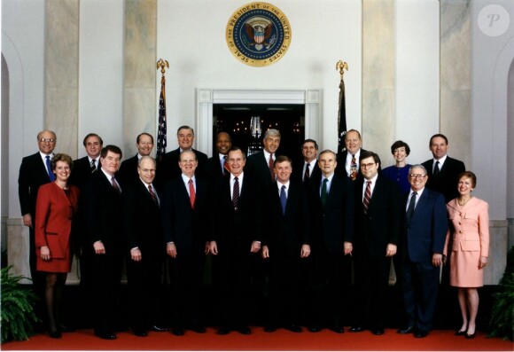 L'ancien-président des Etats-Unis, George Bush et son cabinet en 1992.