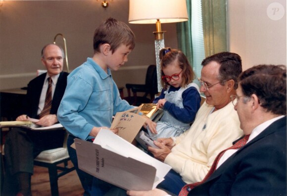 L'ancien-président des Etats-Unis, George Bush en famille le 5 mai 1991.