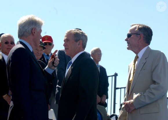 L'ancien-président des Etats-Unis, George Bush accompagnié de son Fils George W Bush et de Bill Clinton, le 29 mai 2004.
