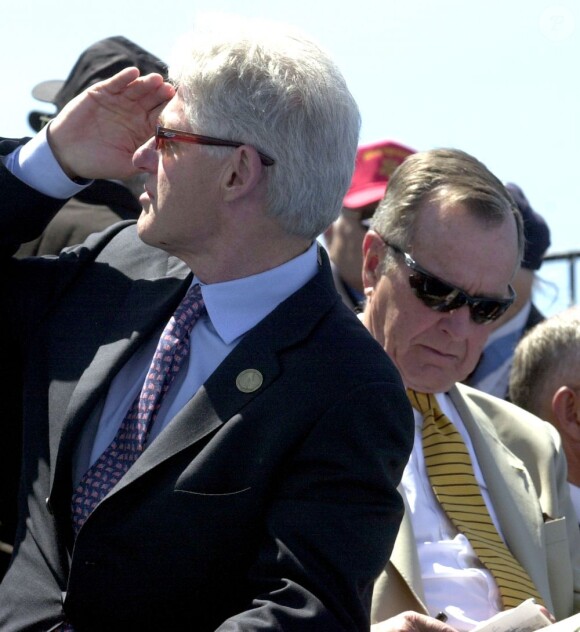 L'ancien-président des Etats-Unis, George Bush accompagné de Bill Clinton le 29 mai 2004.