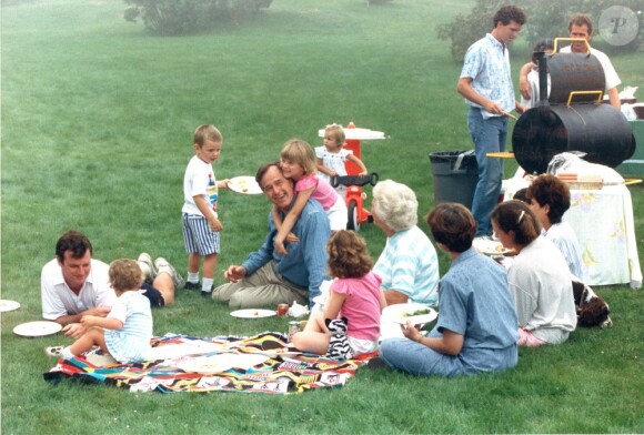 L'ancien-président des Etats-Unis, George Bush en plein pique-nique familial le 7 août 1988.