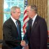 L'ancien-président des Etats-Unis, George Bush et son fils George W. Bush dans le bureau oval le 1er septembre 2005.