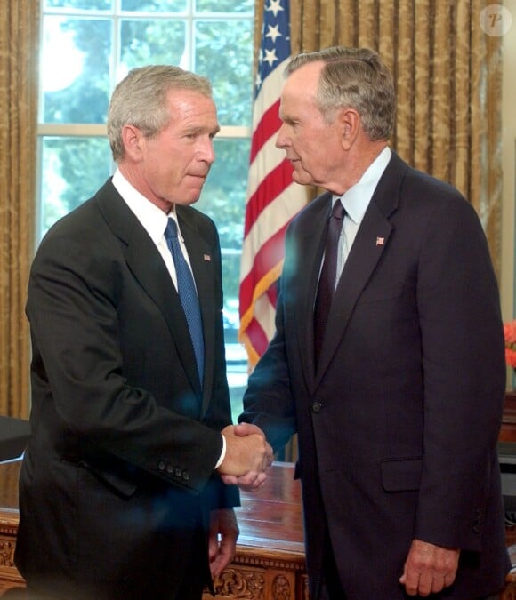 L'ancien-président des Etats-Unis, George Bush et son fils George W. Bush dans le bureau oval le 1er septembre 2005.
