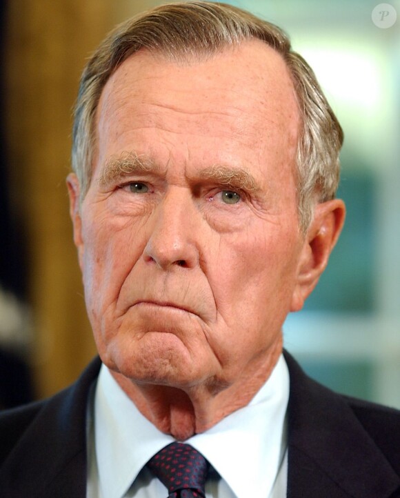 L'ancien-président des Etats-Unis, George Bush dans le bureau oval, le 1er septembre 2005.