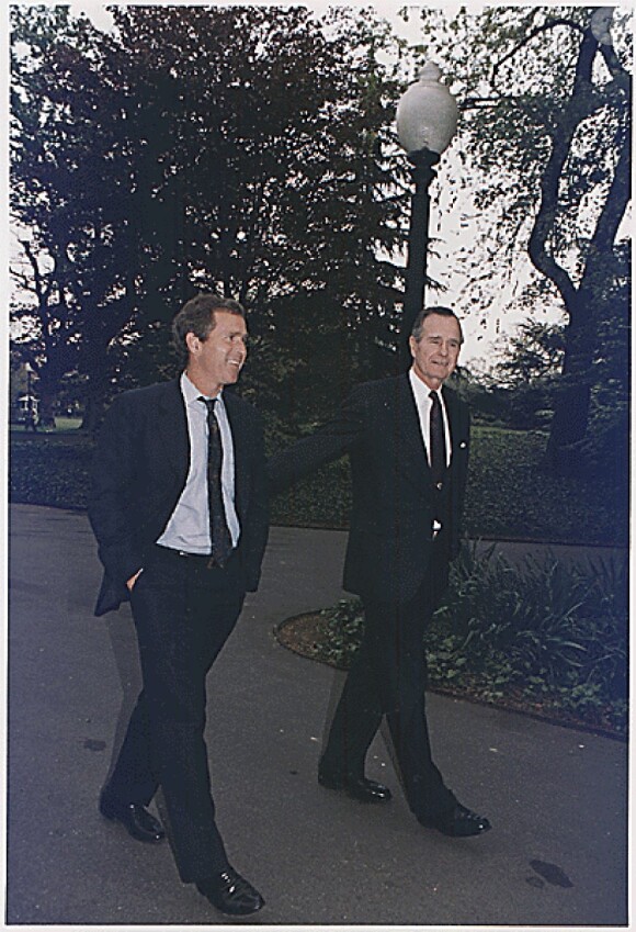 L'ancien-président des Etats-Unis, George Bush et son fils W. le 29 avril 1992.