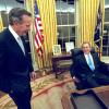 L'ancien-président des Etats-Unis, George Bush accompagné de son fils George W. Bush dans le bureau oval le 20 janvier 2001.
