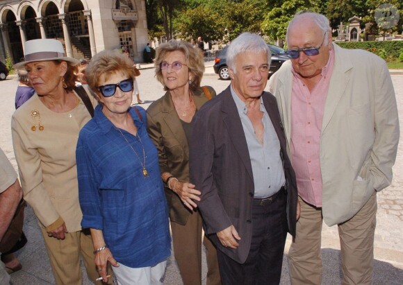 Jean Topart (à droite) avec Françoise Christophe, Nicole Courcel et Georges Wilson lors des obsèques de Suzanne Flon au Père Lachaise le 21 juin 2005