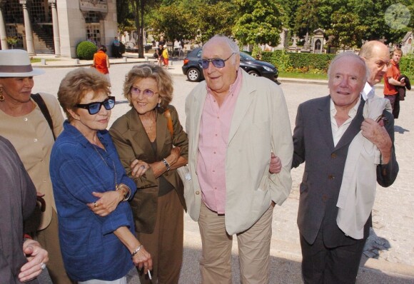 Jean Topart (à droite) avec Françoise Christophe, Nicole Courcel et Georges Wilson lors des obsèques de Suzanne Flon au Père Lachaise le 21 juin 2005