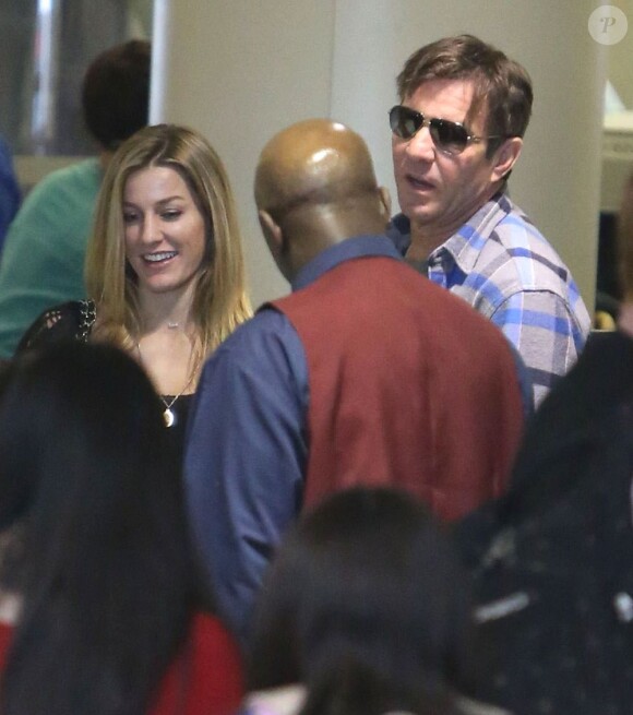 Dennis Quaid avec une mysterieuse blonde à l'aéroport de Los Angeles, le 28 Decembre 2012.