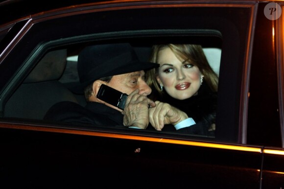 Silvio Berlusconi aux côtés de sa nouvelle compagne Francesca Pascale, le 29 décembre 2012 à Milan.