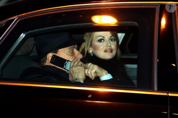 Silvio Berlusconi avec sa nouvelle compagne Francesca Pascale, le 29 décembre 2012 à Milan.