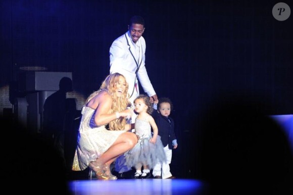 Mariah Carey a fêté le passage à l'année 2013 en Australie. Elle a donné un concert le premier janvier et fait monter ses jumeaux sur scène.