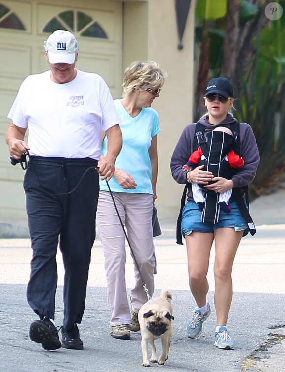 L'actrice Anna Faris se promène avec son fils Jack et ses parents, dans les rues de Los Angeles, le 28 novembre 2012.