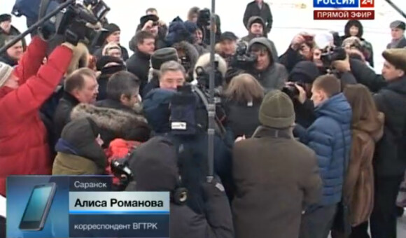 Gérard Depardieu au milieu des journalistes lors de son arrivée en Mordovie, le dimanche 6 janvier 2013.