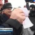 Gérard Depardieu exhibant son passeport lors de son arrivée en Mordovie, le dimanche 6 janvier 2013.