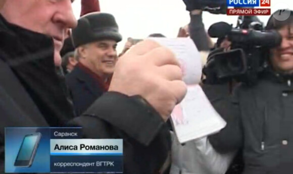 Gérard Depardieu exhibant son passeport lors de son arrivée en Mordovie, le dimanche 6 janvier 2013.