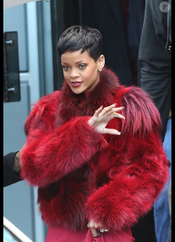 La chanteuse Rihanna quitte les studios d'une émission à Paris, le 10 décembre 2012.