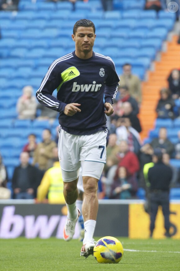 Le joueur Cristiano Ronaldo s'échauffe avant le match Real Madrid - Real Sociedad le 6 janvier 2013.