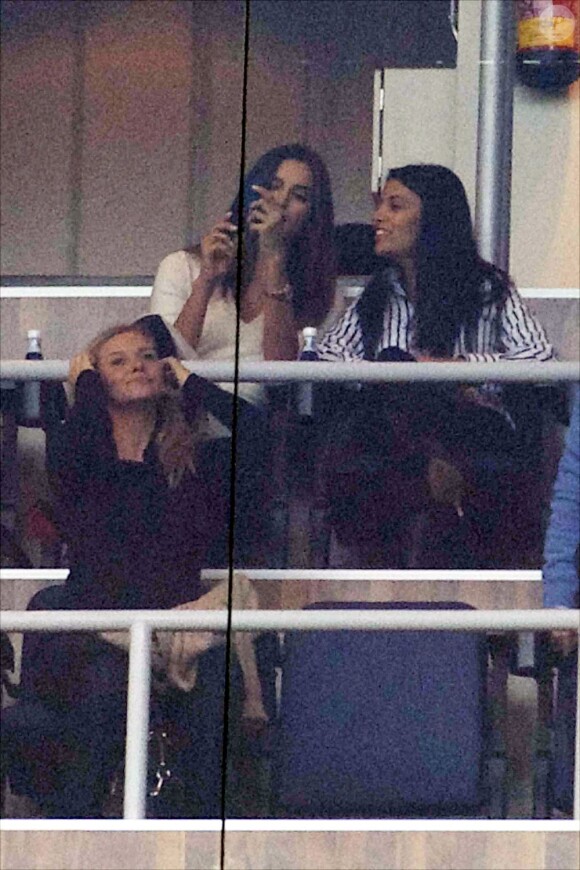 La belle Irina Shayk dans les tribunes du stade Santiago Bernabeu pour voir son compagnon Cristiano Ronaldo affronter la Real Sociedad le 6 janvier 2013.