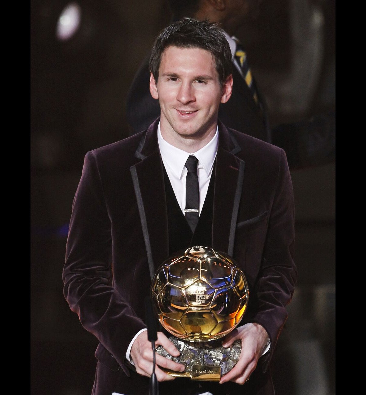 Photo Lionel Messi Pose Avec Le Ballon D Or Zurich Le Janvier Purepeople