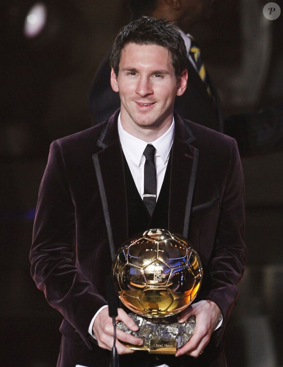Lionel Messi pose avec le Ballon d'or à Zurich, le 9 janvier 2012.