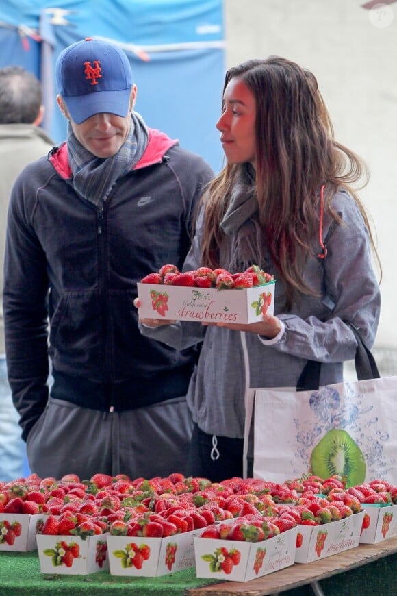 Matthew Morrison et sa belle compagne Renee Puente au Farmers Market, à Studio City, le 6 janvier 2013.